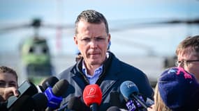 Ionut Mosteanu, ministre de la Défense de Roumanie, lors d'une conférence de presse à la base aérienne de Kogalniceanu le 25 novembre 2025. 