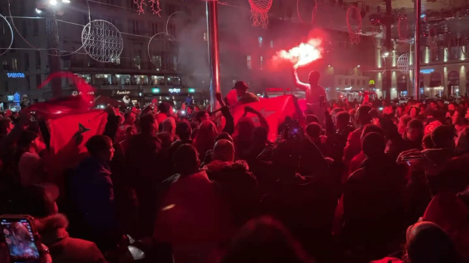 Des scènes de liesse à Marseille après la qualification du Maroc Des scènes de liesse à Marseille après la qualification du Maroc