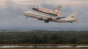 Accrochée à un Boeing 747, la navette spatiale Endeavour a décollé de Floride mercredi pour la dernière fois afin de se rendre en Californie où l'attend sa nouvelle vie, celle de pièce de musée. /Photo prise le 19 septembre 2012/REUTERS/Scott Andrews/NASA