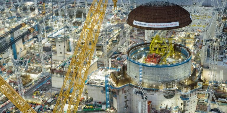 Le dôme en acier de 245 tonnes sur le premier bâtiment réacteur de Hinkley Point C, à la centrale nucléaire de Hinkley Point, près de Bridgewater, dans le sud-ouest de l'Angleterre, dans une photographie publiée par EDF Energy le 15 décembre 2023