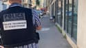 La police scientifique devant le centre de vaccination à Marseille où un agent de sécurité a été agressé.