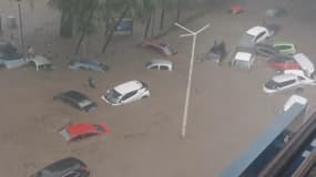 Des voitures emportées par les eaux et des personnes s'échappant de leur véhicule dans des rues submergées à Port-Louis, île Maurice, le 15 janvier 2024.