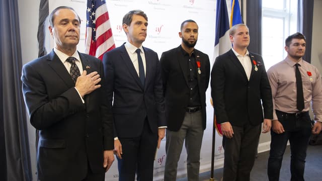 Le consul honoraire de France à Sacramento Guy Michelier, le consul général à San Francisco Emmanuel Lebrun-Damiens, les désormais Franco-américains Anthony Sadler, Spencer Stone et Alex Skarlatos, le 31 janvier 2019 à Sacramento en Californie.