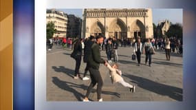 un homme et sa fille devant Notre-Dame 