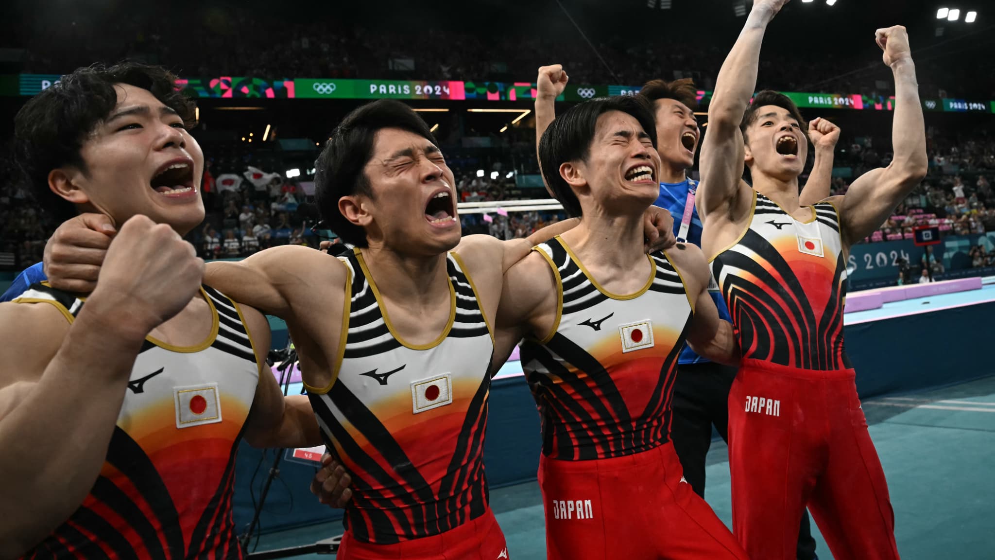 L'émotion de l'équipe japonaise de gymnastique qui remporte l'or aux Jeux olympiques. L'émotion de l'équipe japonaise de gymnastique qui remporte l'or aux Jeux olympiques.