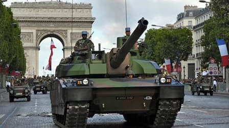 La mort de cinq soldats français en Afghanistan a marqué le traditionnel défilé militaire de la fête nationale du 14-Juillet, dédié aux 13.000 militaires français engagés dans des opérations extérieures. /Photo prise le 14 juillet 2011/REUTERS/Philippe Wo