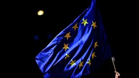 Un drapeau européen brandi lors d'un meeting le 30 mai 2024