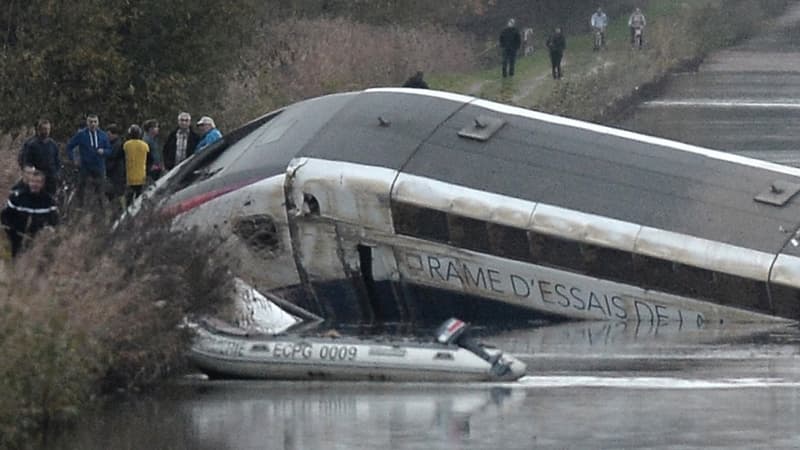 Le TGV avait déraillé au niveau d'une courbe avant de finir dans un canal
