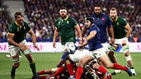 Le jeu au pied du Français Antoine Dupont face à l'Afrique du Sud 