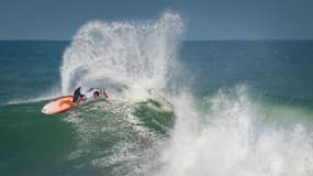Le surfeur français Joan Duru à Hossegor