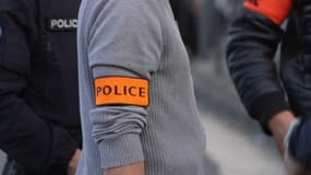 Un policier avec son brassard, le 13 novembre 2025 à Marseille (photo d'illustration)