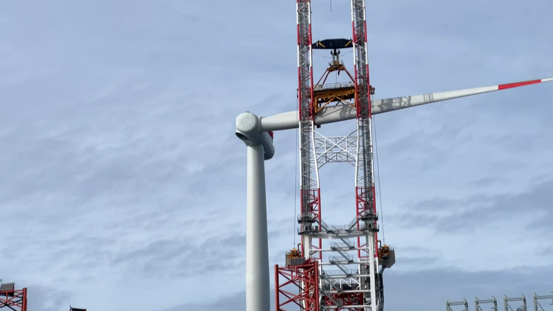 La dernière des 71 éoliennes qui composeront le parc éolien en mer au large de Fécamp (Seine-Maritime) qui sera mis en service à la fin du printemps 2024. La dernière des 71 éoliennes qui composeront le parc éolien en mer au large de Fécamp (Seine-Maritime) qui sera mis en service à la fin du printemps 2024.