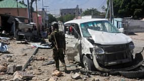 Un soldat soamalien sur les lieux d'une attaque au véhicule piégé à Mogadiscio, le 2 janvier 2017