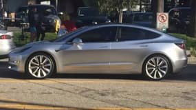 Pour ceux qui étaient sceptiques quant à l'état d'avancement du véhicule, cette vidéo est la preuve que la Model 3 est capable de rouler. 