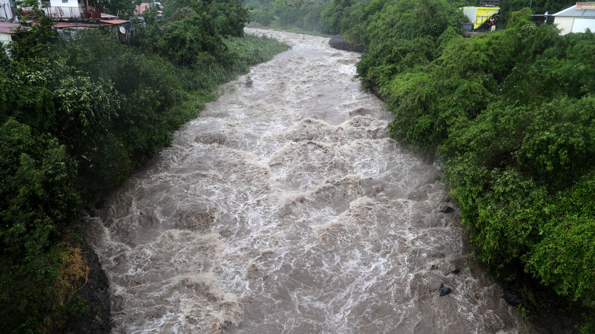 Une rivière en crue à Saint-Denis de La Réunion après les pluies diluviennes déclenchée par le cyclone Batsirai Une rivière en crue à Saint-Denis de La Réunion après les pluies diluviennes déclenchée par le cyclone Batsirai