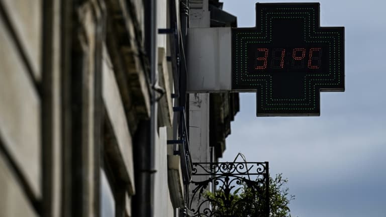 Un thermomètre de pharmacie indique une température de 31°C à Bordeaux, le 5 avril 2024 en Gironde