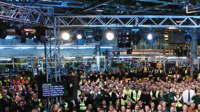Le dernier Land Rover Defender est sorti des chaines de l'usine de Solihull (Grande-Bretagne) le 29 janvier. Mais certains aimeraient le voir revivre.