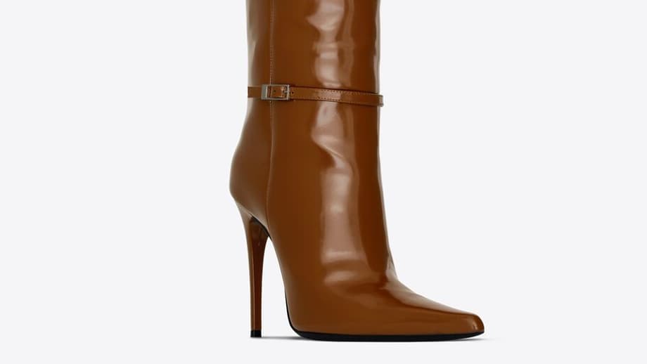 Les bottes en cuir glacé marron de Saint Laurent.