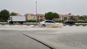 Des véhicules circulent sur une route inondée lors de pluies torrentielles dans l'émirat du Golfe de Dubaï, le 16 avril 2024.