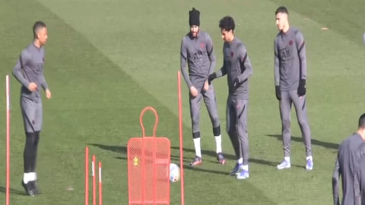 Neymar est bien présent à l'entraînement Neymar est bien présent à l'entraînement