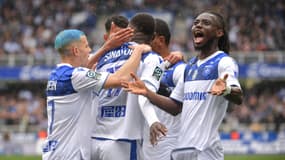 Gideon Mensah et les joueurs d'Auxerre face au Paris FC lors de la 36e journée de Ligue 2, le 4 mai 2024.