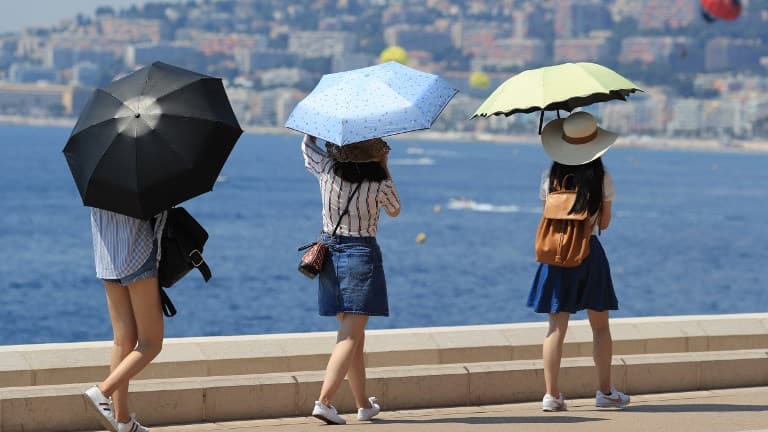 Des passants se protègent du soleil à Nice le 3 août, alors que la France est touchée par une vague de chaleur (image d'illustration)