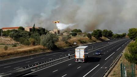 Canadair en action près de Villeveyrac, dans l'Hérault. Les feux dans la périphérie de Montpellier ont continué à se développer dans la nuit de lundi à mardi malgré le combat au sol de près de 800 pompiers mais les avions arrivés sur site au matin ont per