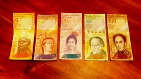 Le billet de 100 bolivars (à l'extrême droite sur la photo) est la plus grosse coupure actuelle