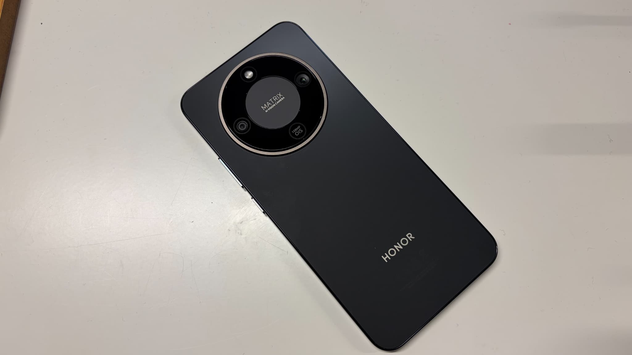 Le dos du Honor Magic8 Lite change par rapport à son prédécesseur.