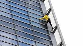 Alain Robert, le "Spiderman français", escalade la tour Engie à La Défense le 25 mars 2019