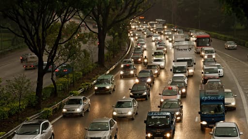 Le trafic automobile contribue à la pollution atmosphérique dans les agglomérations.