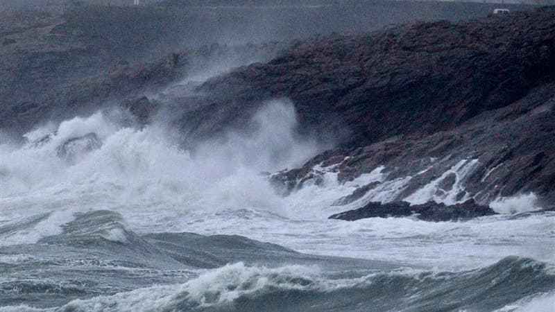 A Quiberon, jeudi. La première grosse tempête de l'hiver a commencé à balayer le nord de la France d'ouest en est dans la nuit de jeudi à vendredi. Météo France a placé 47 départements en alerte orange et a initié la vigilance en Corse-du-Sud, où de forts