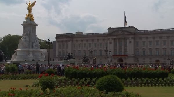 La foule amassée devant Buckingham, quelques instants après la fin de la cérémonie