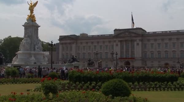 De menigte verzamelde zich voor Buckingham, enkele ogenblikken nadat de ceremonie was afgelopen