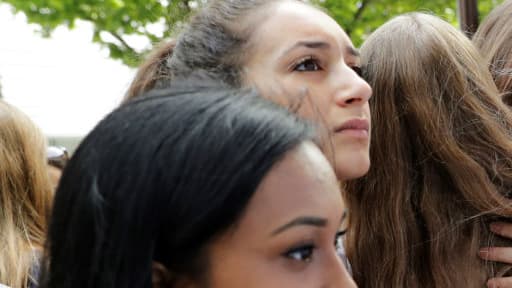 Des lycéens découvrent les résultats du baccalauréat devant un établissement parisien, le 5 juillet 2017