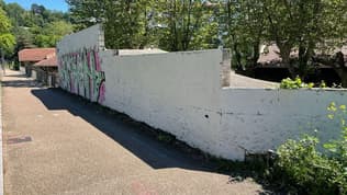 Le mur où se trouvait la fresque des champions du monde à Lyon, le 10 mai 2024 après qu'elle ait été effacée. 