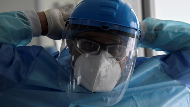Un membre du personnel soignant de l'hôpital El Tunal à Bogota en Colombie se prépare avant de s'occuper d'un patient atteint du Covid-19