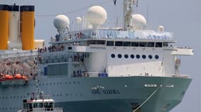 Le paquebot Costa Allegra s'est amarré jeudi matin dans le port de Victoria, capitale des Seychelles, après avoir passé trois jours sans électricité au milieu de l'océan Indien. /Photo prise le 1er mars 2012/REUTERS/Ahmed Jadallah