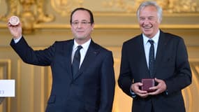 François Hollande reçoit la médaille de la ville de Dijon le 12 mars 2013.