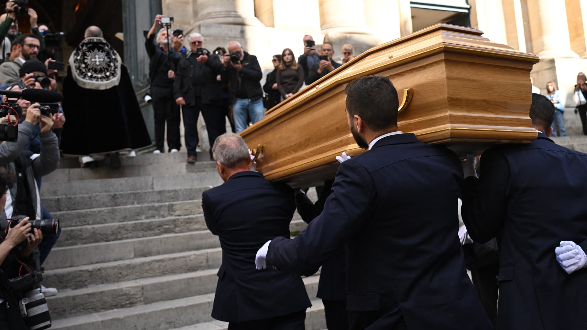 "UNE STAR D'UNE BEAUTÉ MAGNIFIQUE": DES CENTAINES DE PERSONNES RÉUNIES POUR UN DERNIER ADIEU À CLAUDIA CARDINALE À PARIS