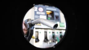 Les taxes sur les carburants devraient faire l'objet d'un rééquilibrage en raison notamment des risques sanitaires liés au diesel, selon Christian de Perthuis, président du Comité sur la fiscalité écologique. /Photo d'archives/REUTERS/Régis Duvignau