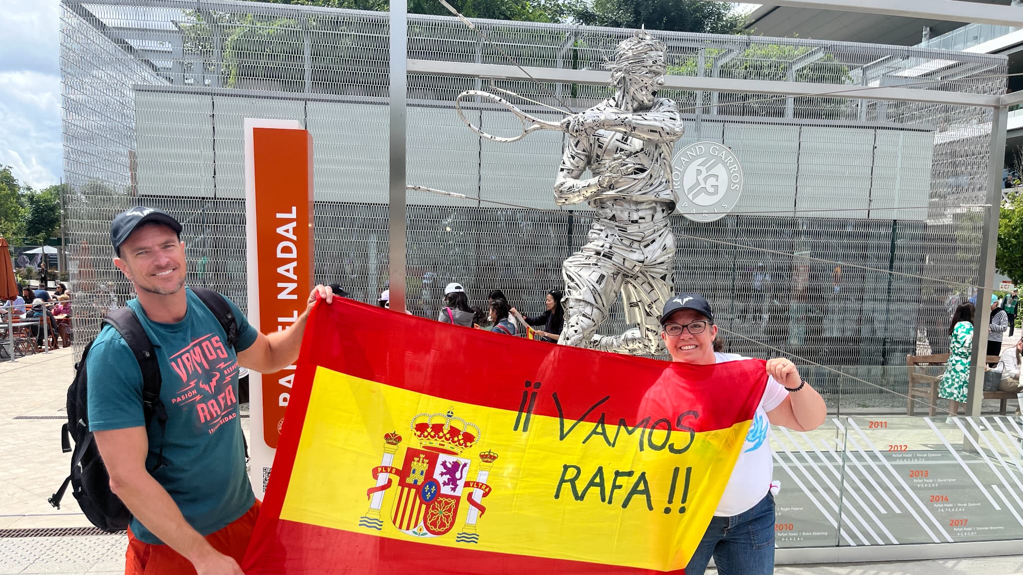 Les supporters espagnols devant la statue de Rafael Nadal, le 27 mai 2024. Les supporters espagnols devant la statue de Rafael Nadal, le 27 mai 2024.