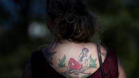 Une femme tatouée - Image d'illustration