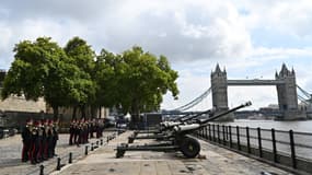 Des membres  de la Honourable Artillery Company de l'armée britannique se prépare au salut pour marquer la mort de la reine Elizabeth II à la tour de Londres, le 9 septembre 2022.