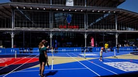 Des amateurs s'essayent au tennis au Club France de La Villette lors des JO de Paris 2024, le 29 juillet 2024