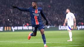 Dembélé salue le travail de Doué, auteur d'un grand numéro sur le côté droit avant de délivrer la passe décisive pour l'ouverture du score, le 16 décembre 2024, à Paris