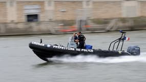 Des policiers de la brigade fluviale - Illustration