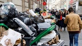 Des éboueurs encore en grève à Paris, où les ordures s'amoncellent, le 21 mars 2023