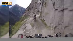 Des motards s’aventurent sur une route très dangereuse