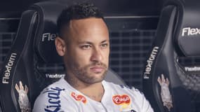 Neymar sur le banc de Santos lors du match face au Corinthians, le 9 mars 2025.